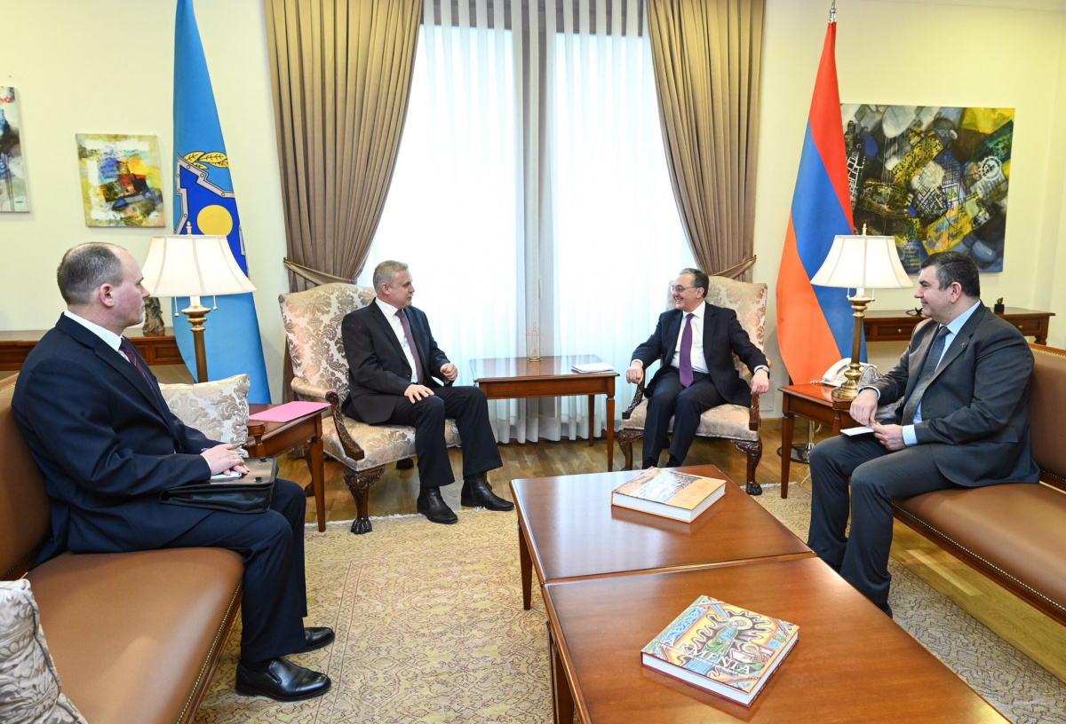 Министр иностранных дел Армении Зограб Мнацаканян и Генеральный секретарь ОДКБ провели в Ереване встречу, в ходе которой обсудили вклад Армении в развитие Организации и вопросы региональной и международной безопасности в Кавказском регионе