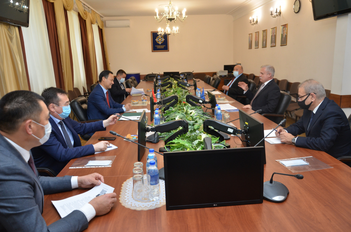 Генеральный секретарь ОДКБ Станислав Зась встретился с Министром иностранных дел Кыргызской Республики Русланом Казакбаевым   