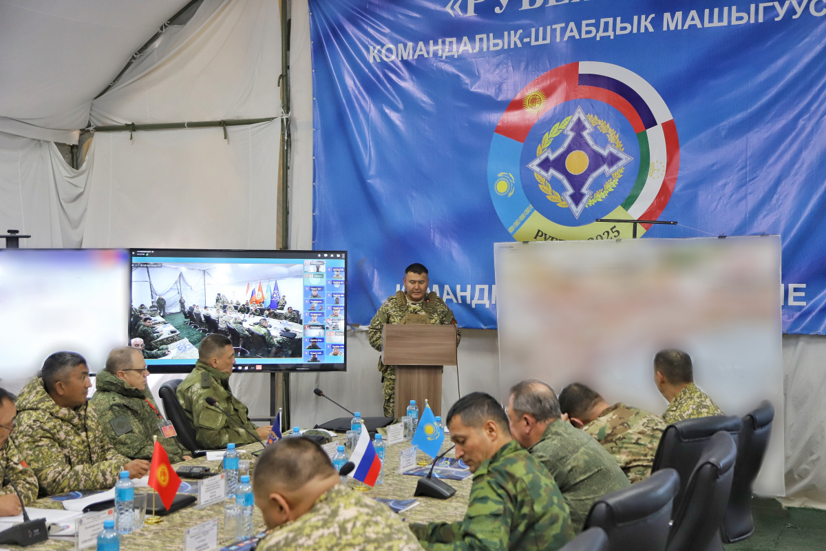 Командующий КСБР ЦАР в рамках командно-штабного учения «Рубеж-2025» принял решение на ведение боевых действий по блокированию и уничтожению НВФ в условиях горной местности