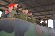 Командир подразделения военной полиции на вышке наблюдения