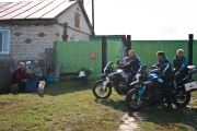 В Селе Свирино Ульяновской обл. 9.09.2013. Местные жители встретили байкеров с удивлением