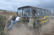 И журналистам на учениях пришлось нелегко. Когда их автобус застрял на полигоне...