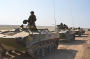 Колонна бронетехники российских десантников на марше