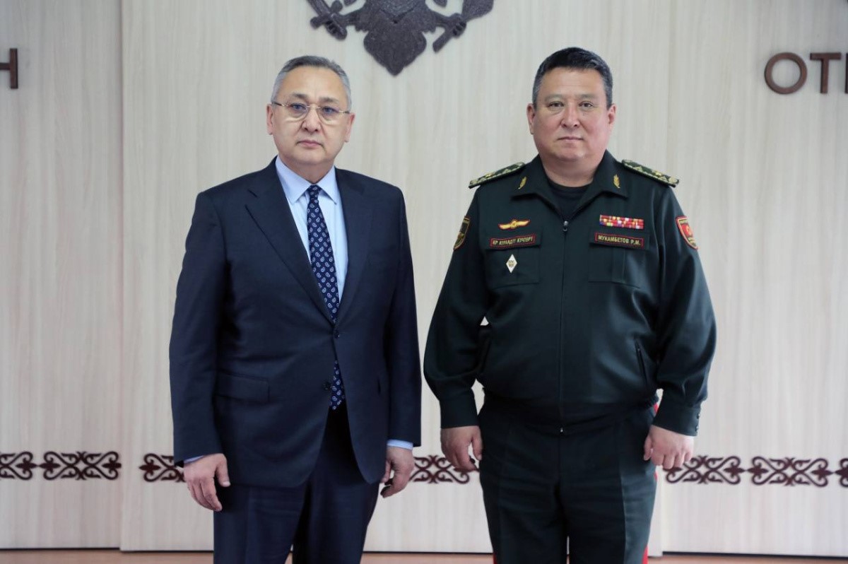 Состоялась встреча Генерального секретаря ОДКБ Таалатбека Масадыкова с Министром обороны Кыргызстана Русланом Мукамбетовым