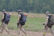 Российские десантники идут на погрузку в вертолет