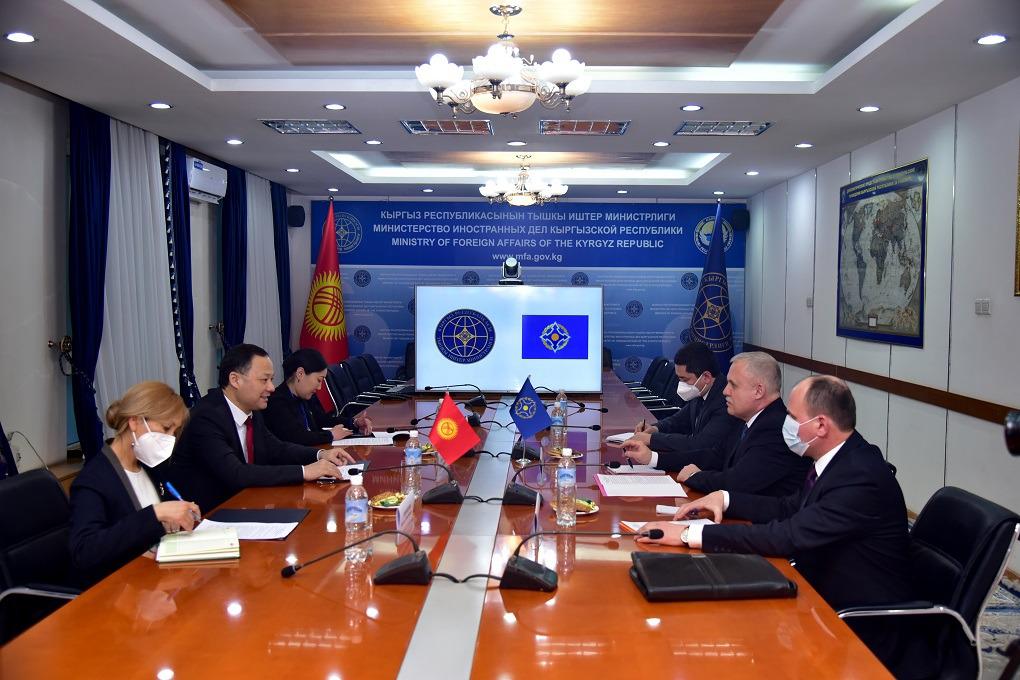 В Бишкеке состоялась встреча Министра иностранных дел Кыргызской Республики Руслана Казакбаева с Генеральным секретарем ОДКБ