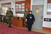 Сотрудница Секретариата ОДКБ Ольга Перфильева в расположении военнослужащих 201-й РВБ