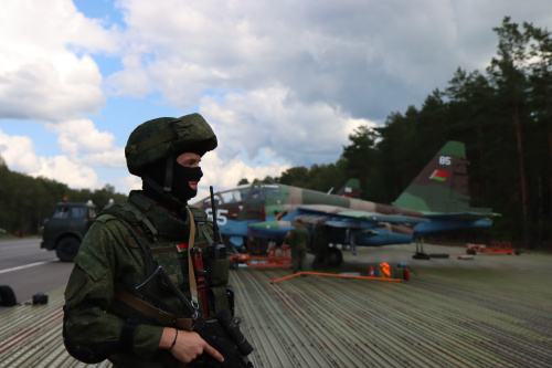 «Эшелон-2023»: военные летчики отработали посадку на автомагистраль