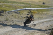 Мотодельталет после посадки поднимается своим ходом в гору на полигоне